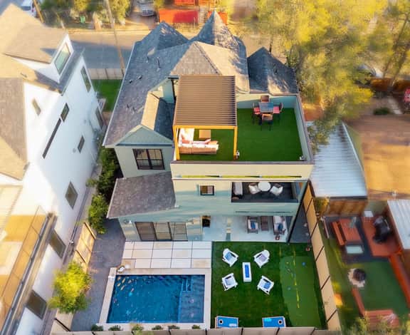 Rooftop DT Views • Heated Pool• Minigolf• Walkable