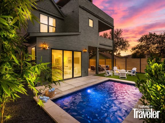 Rooftop DT Views • Heated Pool• Minigolf• Walkable